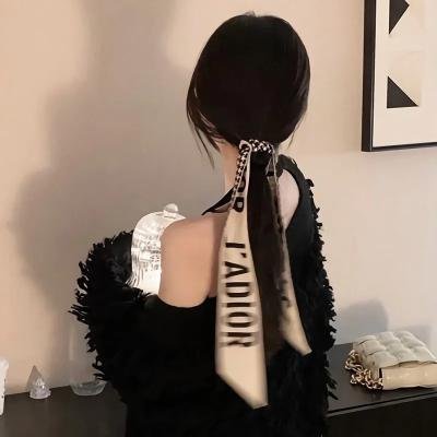 随盲柳入眠的女人